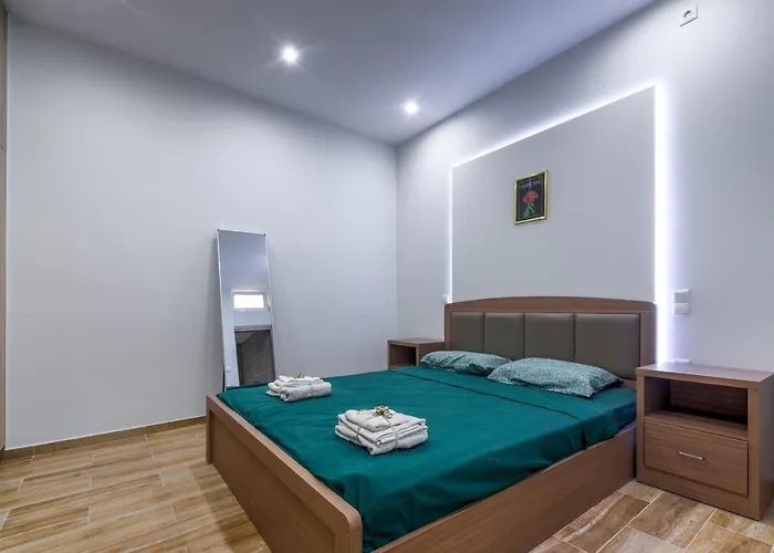 Renovated 2Bd House Close To Pireus Port