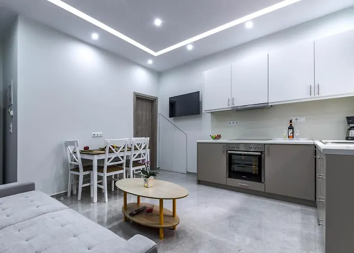 Renovated 2Bd House Close To Pireus Port