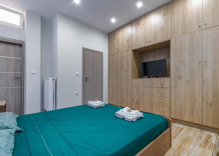 Renovated 2Bd House Close To Pireus Port